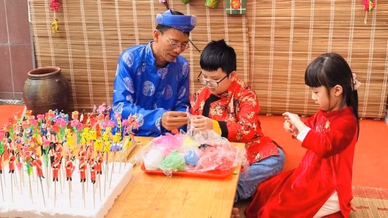Hướng dẫn trẻ trải nghiệm nặn tò he truyền thống của xã Phượng Dực.