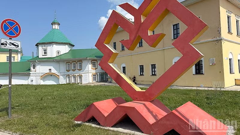 Biểu tượng của thành phố Cheboksary. (Ảnh: THÙY VÂN)