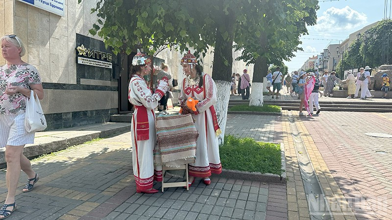 Trang phục dân tộc Chuvash được các thiếu nữ mặc trong các khu du lịch. ndo_br_img-6268.jpg