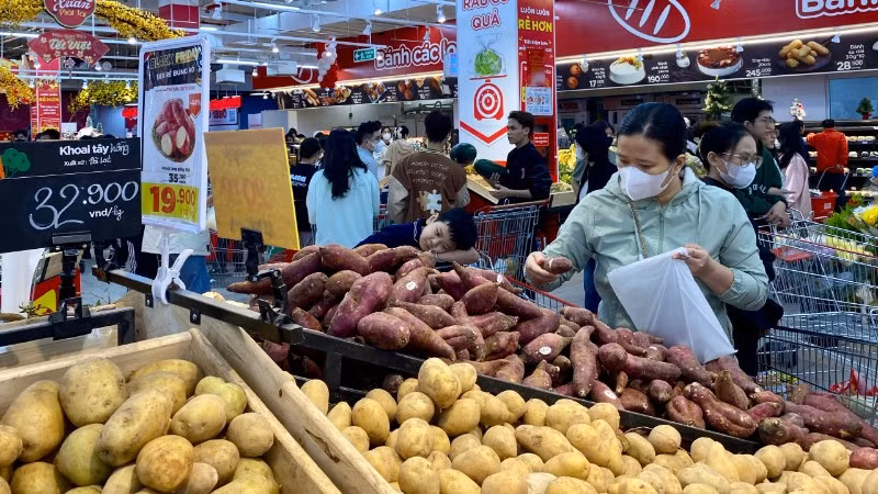 Người tiêu dùng mua hàng tại siêu thị Big C Thăng Long.