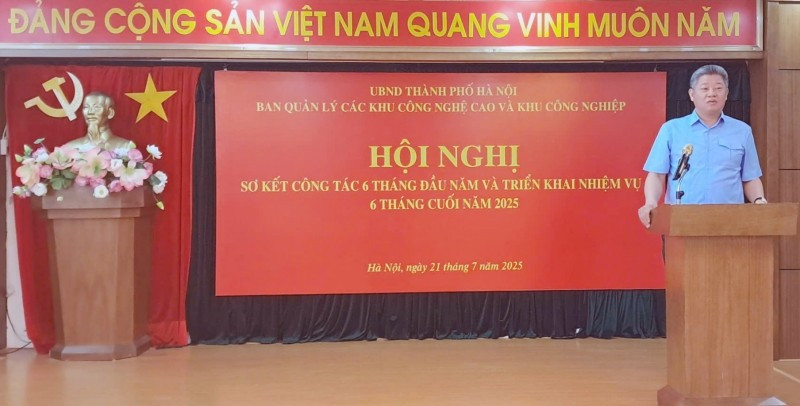 Phó Chủ tịch Ủy ban nhân dân thành phố Hà Nội Nguyễn Mạnh Quyền phát biểu tại hội nghị. hoa-lac-2-6568.jpg