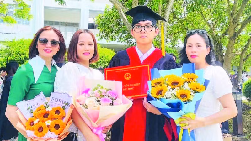 Khánh Duy và gia đình trong lễ tốt nghiệp đại học.