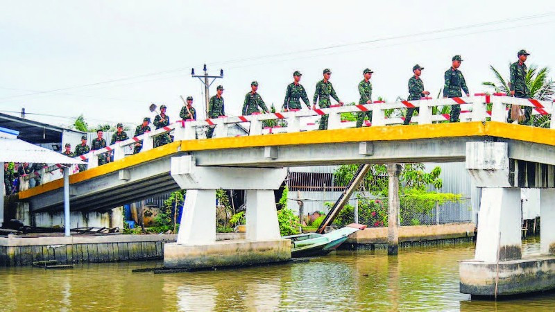 Huấn luyện dã ngoại và làm công tác dân vận là nhiệm vụ quan trọng của bộ đội trong thời bình, rèn luyện độ dẻo dai trong quá trình cơ động. 4-5093.jpg