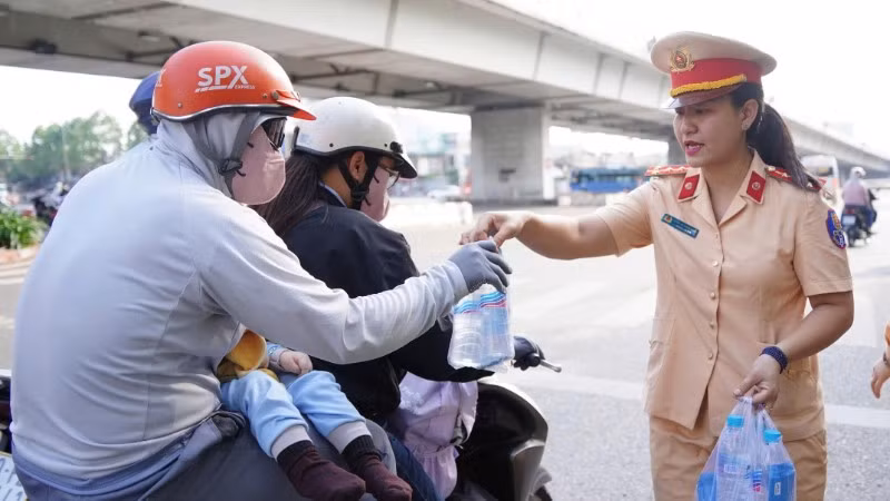 Nữ chiến sĩ Phòng Cảnh sát giao thông Công an tỉnh Đồng Nai tiếp sức người dân trở lại làm việc sau đợt nghỉ Tết trên Quốc lộ 1.