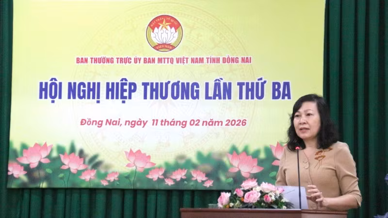 Đồng chí Huỳnh Thị Hằng, Phó Bí thư Tỉnh ủy, Chủ tịch Ủy ban Mặt trận Tổ quốc Việt Nam tỉnh Đồng Nai phát biểu tại hội nghị.