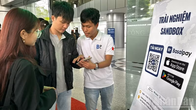 Sinh viên Đà Nẵng trải nghiệm tài sản số trong khuôn khổ hội thảo. (Ảnh: ANH ĐÀO)