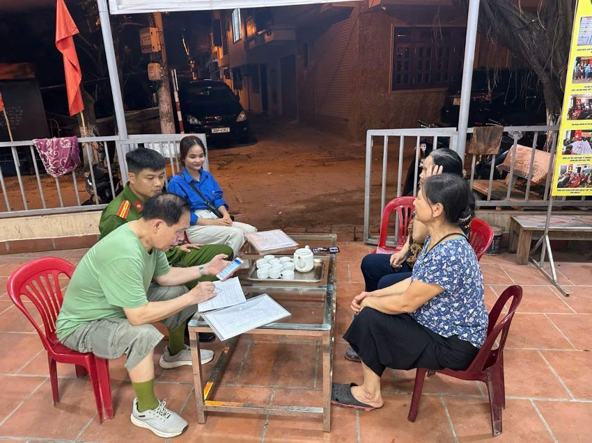 Công an Hà Nội hướng dẫn người dẫn người dân cài đặt VNeID trên điện thoại. 