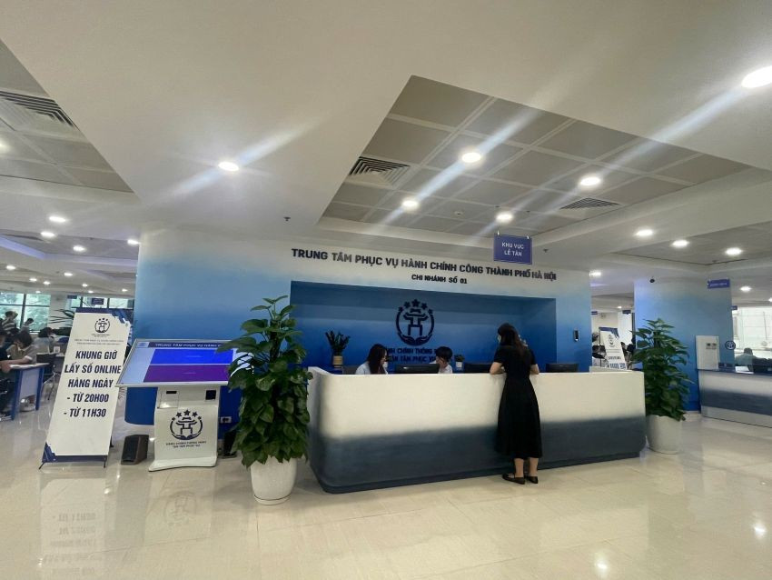 Người dân đến giải quyết thủ tục hành chính tại Trung tâm Phục vụ hành chính công thành phố Hà Nội, chi nhánh số 1. 