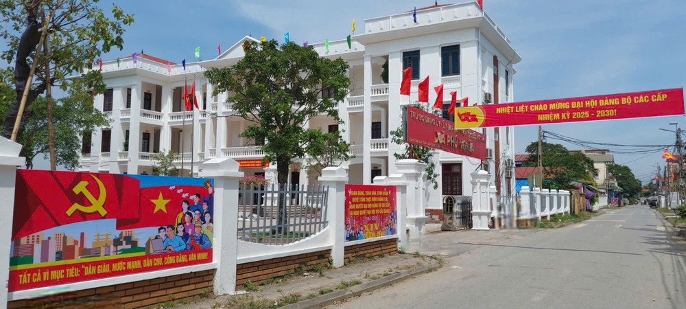 Con đường khang trang, sạch đẹp dẫn vào trụ sở Ủy ban nhân dân xã Phú Nghĩa. z6881858131307-1e7d9c4a66c284983fd7560ea635fc19.jpg