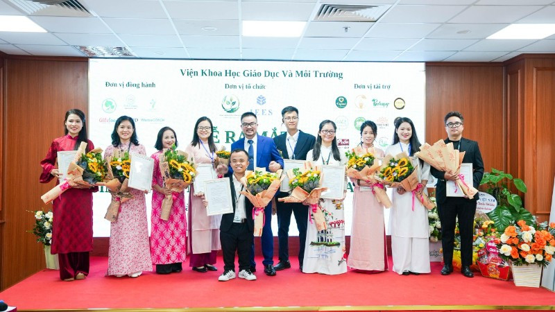 Ban lãnh đạo Trung tâm Khoa học dinh dưỡng ngành chay quốc gia nhận quyết định bổ nhiệm.