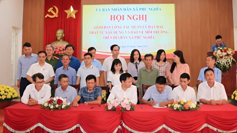 Đại diện Ủy ban nhân dân xã Phú Nghĩa và các trưởng thôn ký cam kết phối hợp trong công tác quản lý đất đai, trật tự xây dựng trên địa bàn.