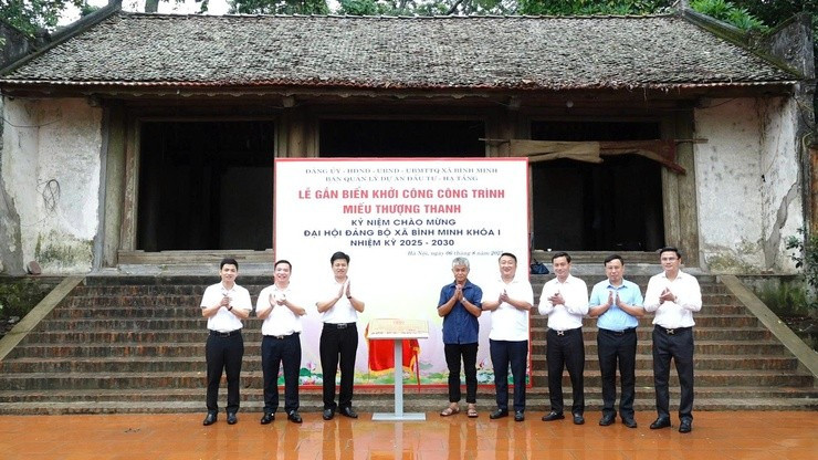 Các đồng chí lãnh đạo xã Bình Minh gắn biển khởi công công trình Miếu Thượng Thanh. z6878620840996a3a46f8704235b5e2ca3a27a9f3235e5-1754454132331147806776.jpg