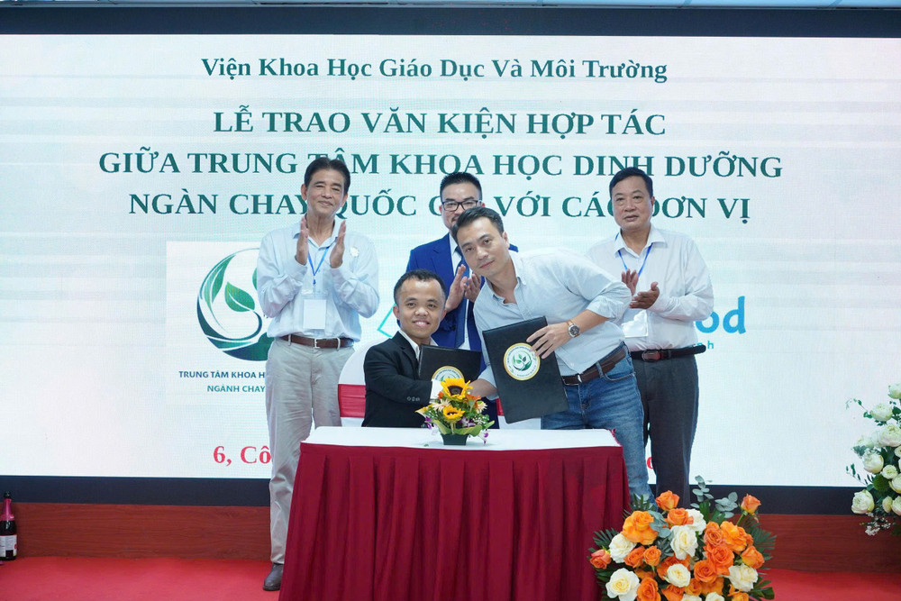 Ông Nguyễn Văn Hùng ký văn bản hợp tác với Công ty Cổ phần thực phẩm Glifefood. z6881586460249-8173d998762ab60e156c2f8da0ee2b9f.jpg