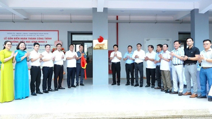 Các đồng chí lãnh đạo xã Bình Minh gắn biển công trình chào mừng Đại hội Đảng bộ xã Bình Minh lần thứ I, nhiệm kỳ 2025-2030. z6878312885193e8d2e379ce73d6c92f66f7a300ca41ac-1754449910684249971216.jpg