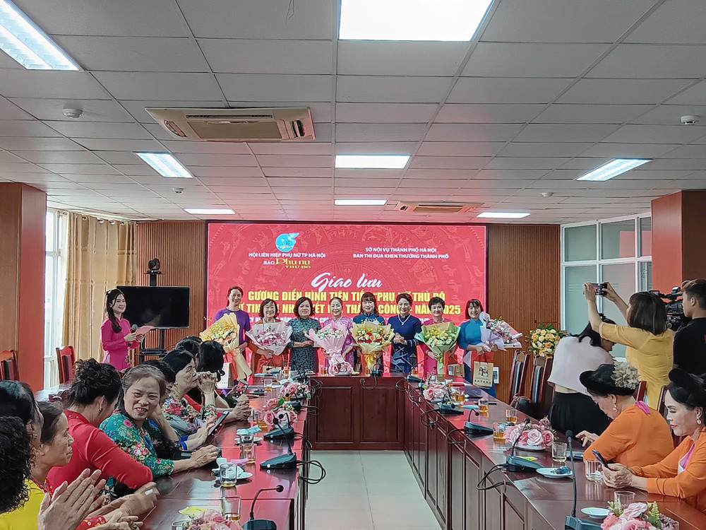 Lãnh đạo Báo Phụ nữ Thủ đô tặng hoa, chúc mừng các gương điển hình tiên tiến. img-2740.jpg