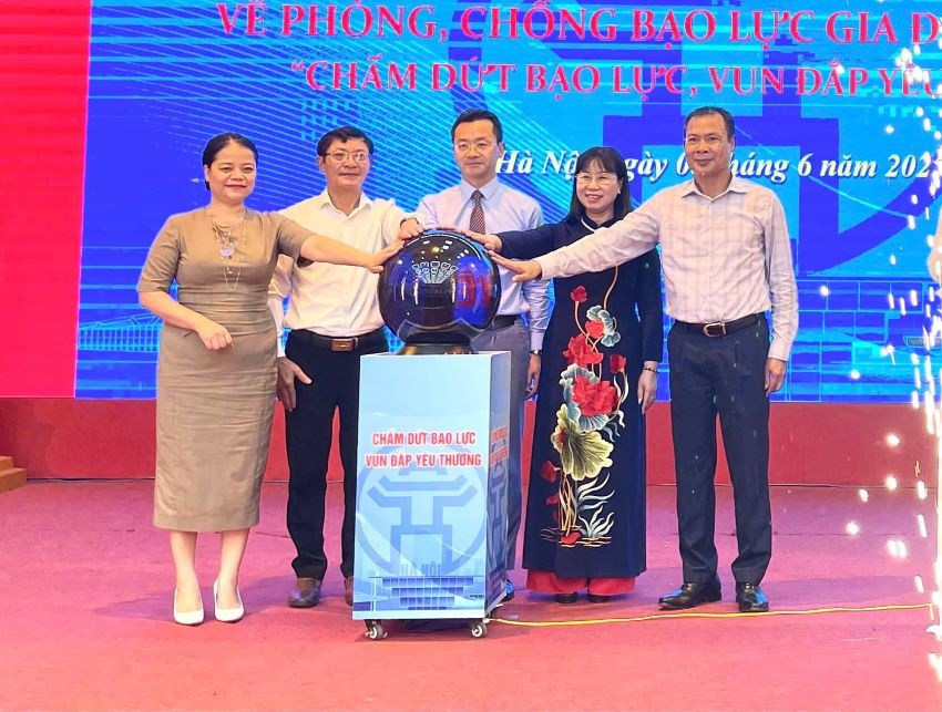 Các đại biểu nhấn nút hưởng ứng Lễ phát động Tháng hành động quốc gia về phòng, chống bạo lực gia đình năm 2025, với chủ đề "Chấm dứt bạo lực, vun đắp yêu thương”.