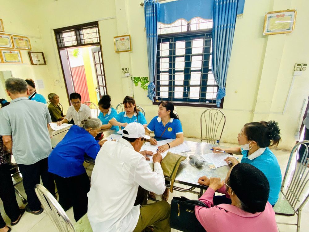 Đông đảo người dân tập trung tại Nhà văn hóa Cụm 3 Hạ Mỗ để làm hồ sơ hưởng trợ cấp hưu trí xã hội. (Ảnh: DIỆU THƯƠNG) z6798146943533-d9c5e0681db399076cfc23e9c648d0f4.jpg