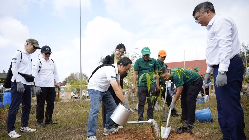 Các đại biểu và người dân tham gia trồng tre tại ấp Tân Lập, xã Thống Nhất. (Ảnh: BÙI DUYÊN)