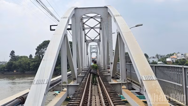 Lực lượng chức năng thực địa hiện trường cầu Ghềnh trên sông Đồng Nai.