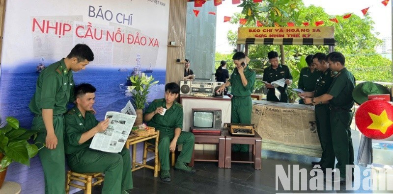 Các chiến sĩ Đồn Biên phòng Sơn Trà tham quan tại khu vực triển lãm chuyên đề tại Nhà trưng bày Hoàng Sa. (Ảnh: ANH ĐÀO) z6713250203574-a0f7e4ba120002ce271230073686000c-2985.jpg