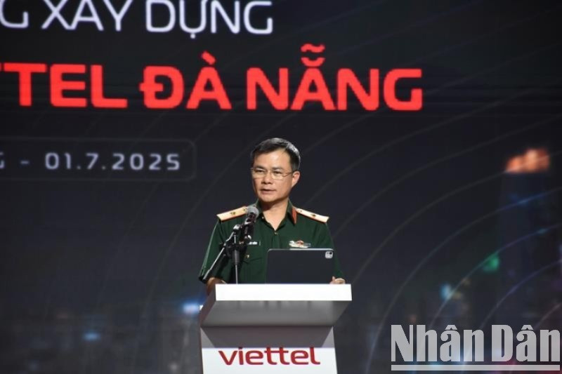 Thiếu tướng Tào Đức Thắng, Chủ tịch kiêm Tổng Giám đốc Tập đoàn Viettel phát biểu tại buổi lễ. (Ảnh: ANH ĐÀO) 2-511-8387.jpg