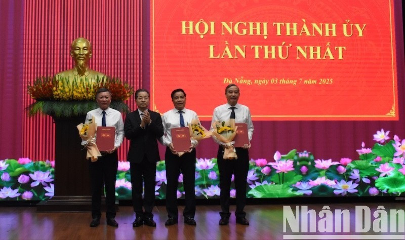 Bí thư Thành uỷ Đà Nẵng Nguyễn Văn Quảng trao Quyết định nghỉ hưu đối với các đồng chí: Lê Trung Chinh, nguyên Phó Bí thư Thành ủy, Chủ tịch Ủy ban nhân dân thành phố Đà Nẵng; Lê Văn Dũng, nguyên Phó Bí thư Tỉnh ủy, Chủ tịch Ủy ban nhân dân tỉnh, Trưởng Đoàn đại biểu Quốc hội khóa XV tỉnh Quảng Nam và Lê Văn Trung, nguyên Ủy viên Ban Thường vụ Thành ủy, Chủ tịch Ủy ban Mặt trận Tổ quốc Việt Nam thành phố Đà Nẵng. (Ảnh: ANH ĐÀO) 3-5879.jpg