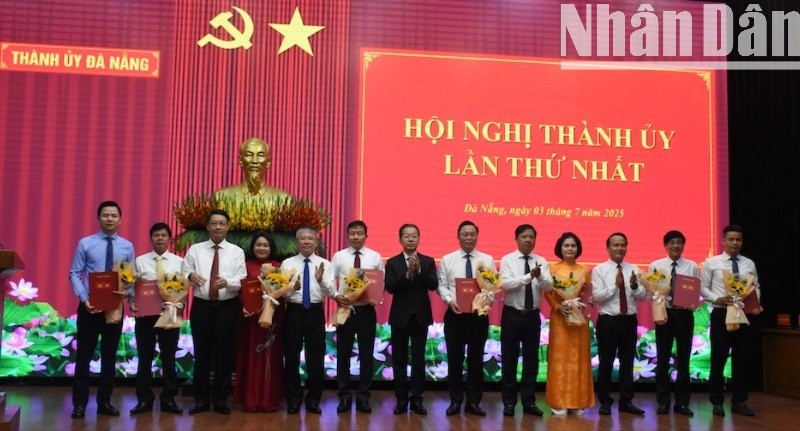 Bí thư Thành uỷ Đà Nẵng Nguyễn Văn Quảng trao Quyết định thành lập các cơ quan tham mưu, giúp việc Thành ủy, đơn vị sự nghiệp trực thuộc Thành ủy và Cơ quan Ủy ban Mặt trận Tổ quốc Việt Nam, các tổ chức chính trị-xã hội thành phố Đà Nẵng. (Ảnh: ANH ĐÀO) 2-6294.jpg
