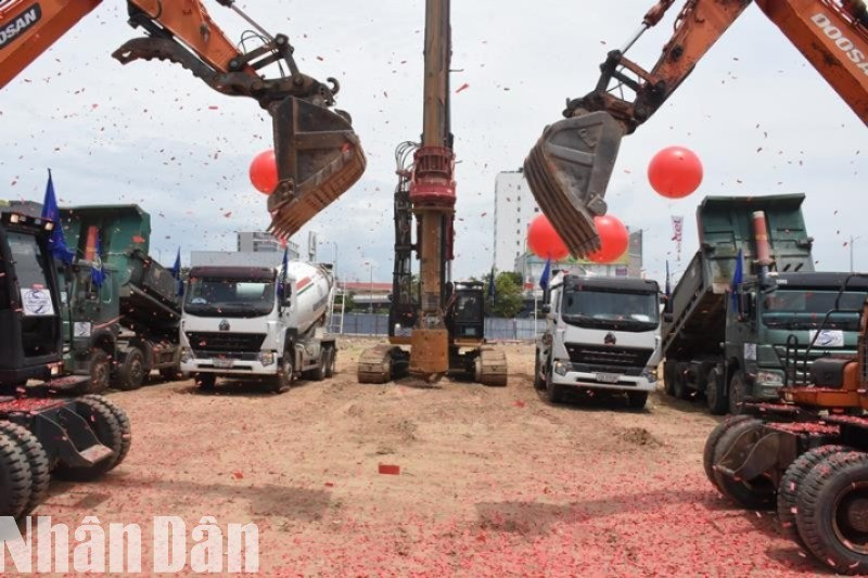 Khởi công dự án trọng điểm trong ngày đầu tiên đi vào hoạt động của thành phố Đà Nẵng mới. (Ảnh: ANH ĐÀO) 6-9582.jpg