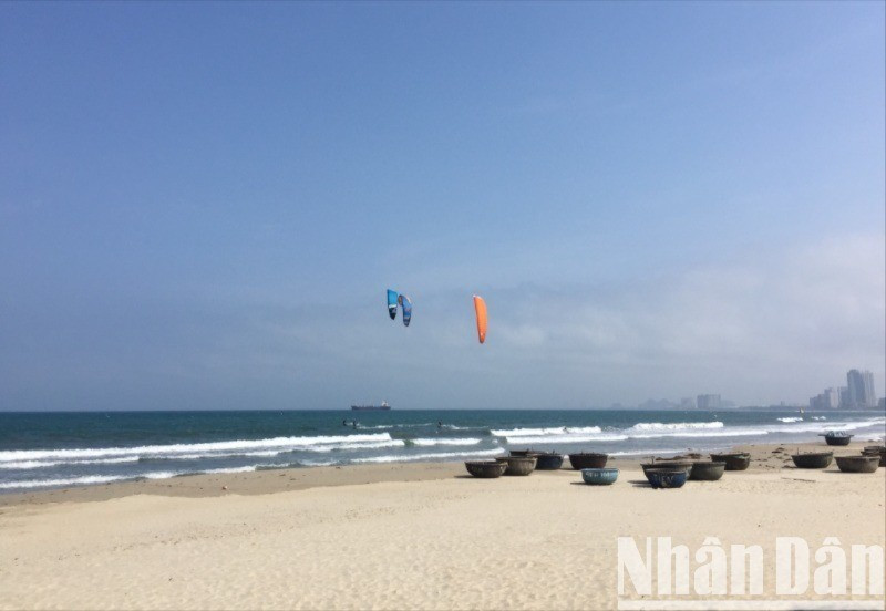 Đà Nẵng tạm dừng hoạt động nhảy dù tại bán đảo Sơn Trà sau vụ việc một du khách tử vong. (Ảnh: ANH ĐÀO)