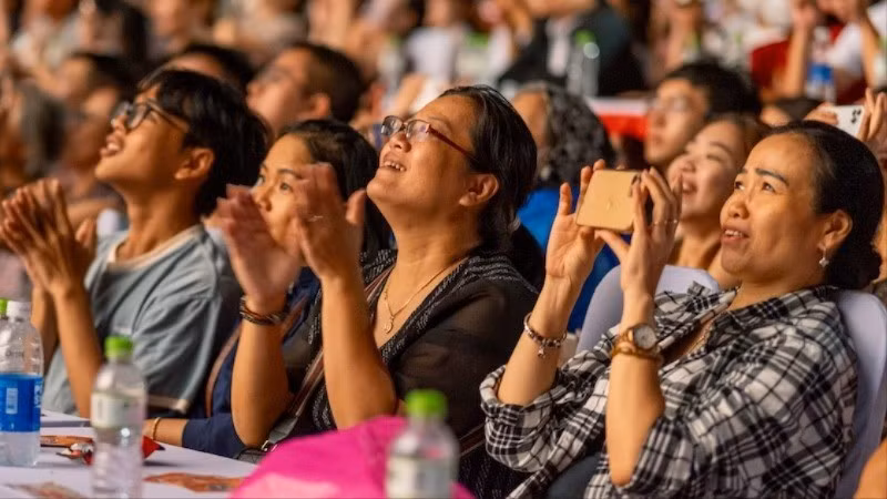 Du khách hào hứng xem pháo hoa tại sân khấu chính. (Ảnh: Ban tổ chức)