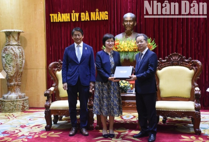 Bí thư Thành ủy Đà Nẵng tặng quà lưu niệm cảm ơn phu nhân Đại sứ đặc mệnh toàn quyền Nhật Bản tại Việt Nam Ito Naoki. 12-3687.jpg