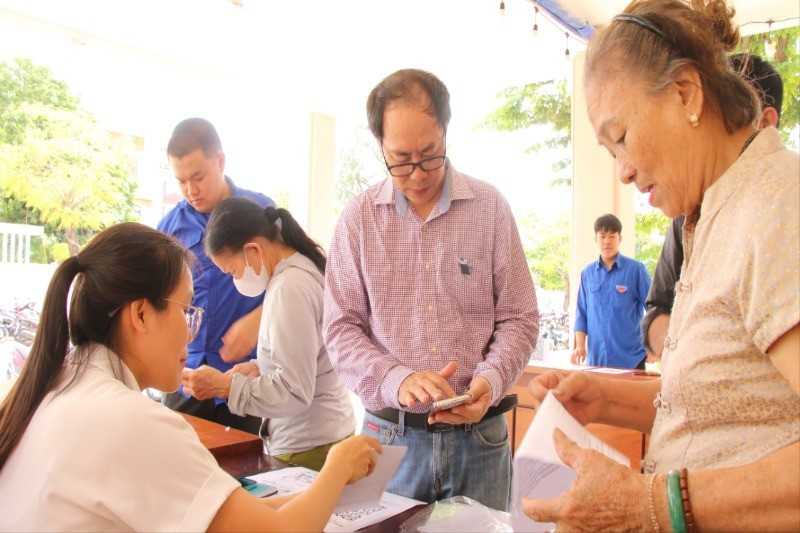 Người dân được hướng dẫn các bước khi làm thủ tục hành chính tại bộ phận một cửa phường Hòa Xuân (Ảnh: ANH ĐÀO) img-4353-951.jpg