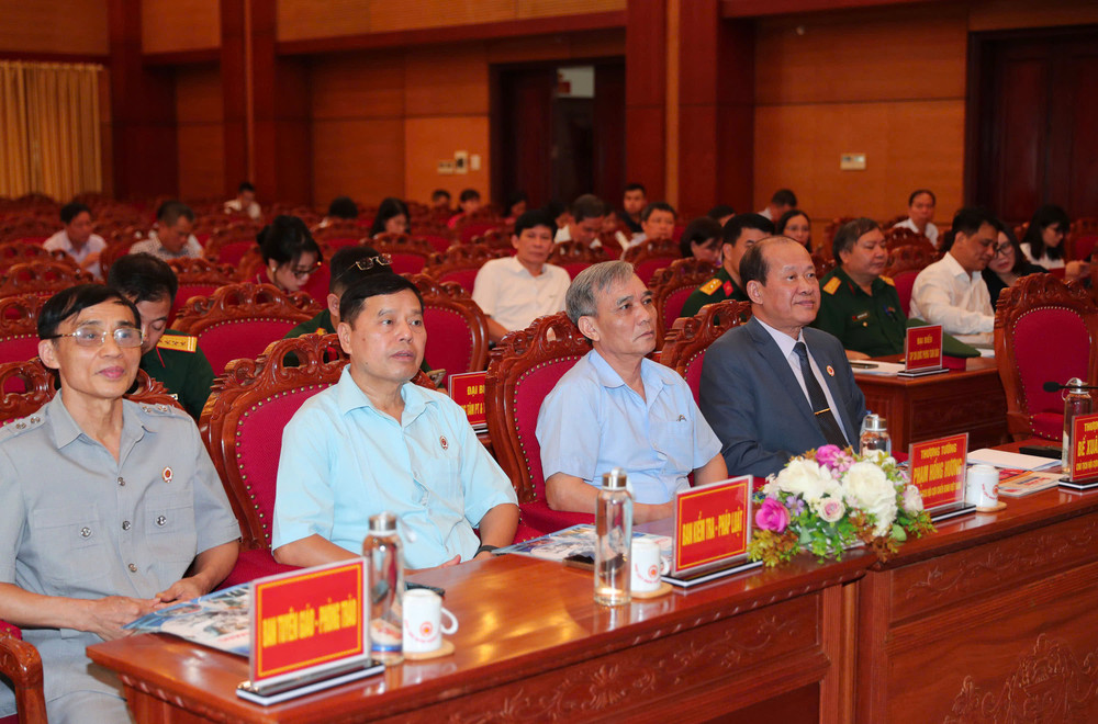 Các đại biểu tham dự cuộc gặp mặt báo chí. db-du.jpg