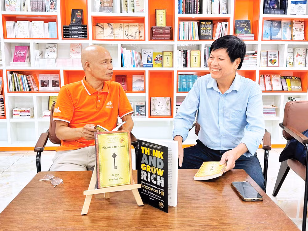 TS Nguyễn Mạnh Hùng (người ngồi bên trái) trò chuyện với kỹ sư Lê Thanh Hải. Ảnh: Tuyết Minh