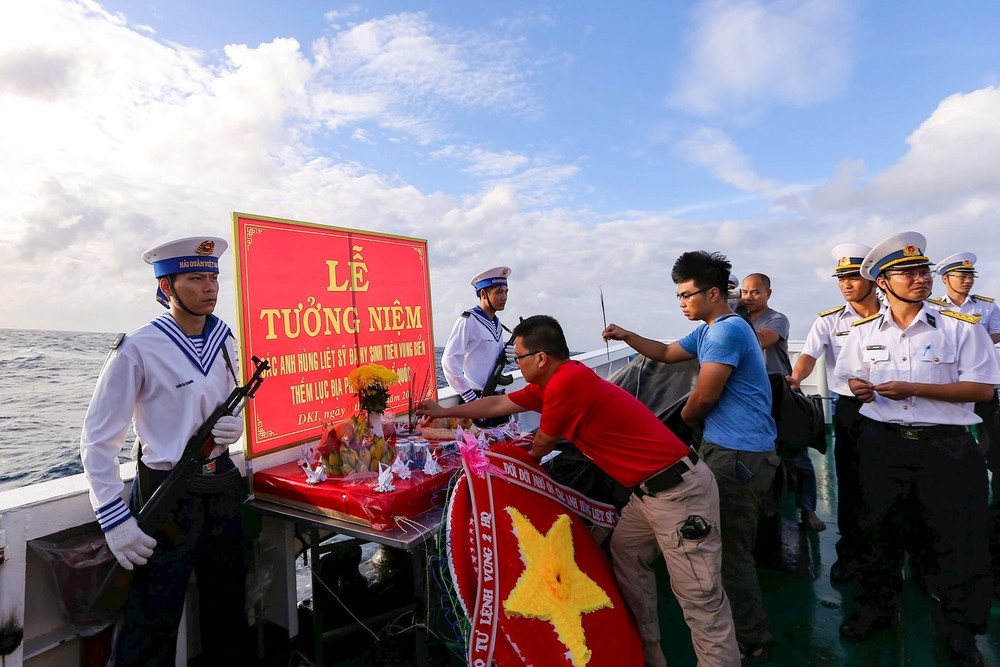 Nước mắt kẻ dạn dày sương gió, hay của người chưa kịp rám nắng Biển Đông, đều cùng lặng lẽ rơi.
