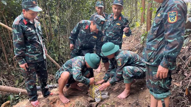 Xử lý thành công quả bom nặng hơn 220kg tại khu vực suối thuộc xã Trà Tân, Đà Nẵng. (Ảnh Bộ Chỉ huy Quân sự thành phố Đà Nẵng cung cấp)