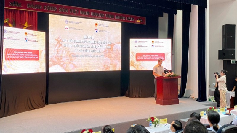 Lãnh đạo Trung tâm Khuyến công và Tư vấn phát triển công nghiệp thành phố Hà Nội phát biểu.