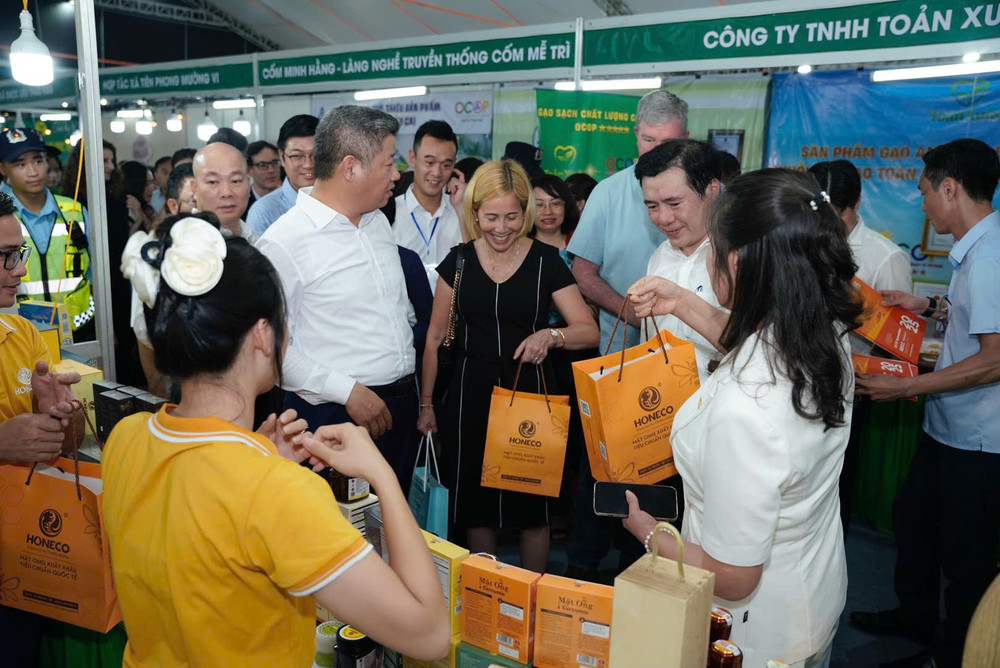 Các đại biểu thăm quan gian hàng. hoicho182.jpg