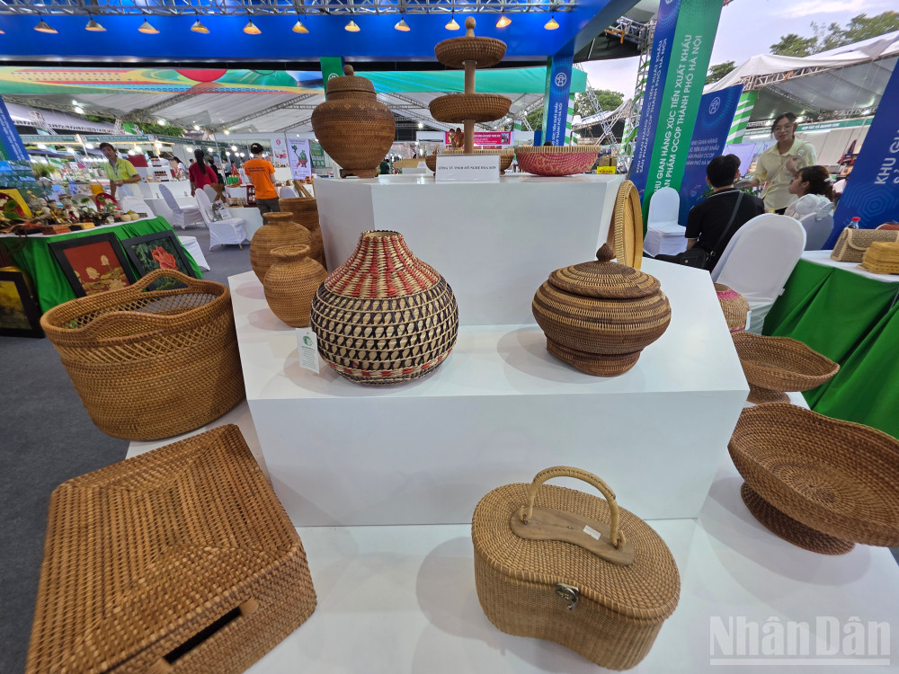 Sản phẩm mỹ nghệ Hoa Sơn. ndo_br_20250801-180641.jpg