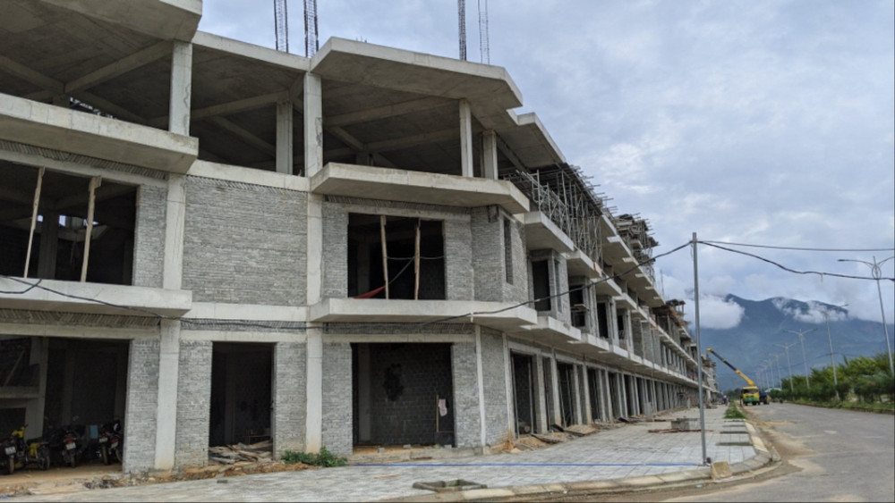 Dự án bị đình trệ nhiều năm qua, gây lãng phí đất đai và ảnh hưởng tới quyền lợi, nghĩa vụ đối với chủ đầu tư và khách hàng. (Ảnh: ANH ĐÀO) a2-8192.jpg