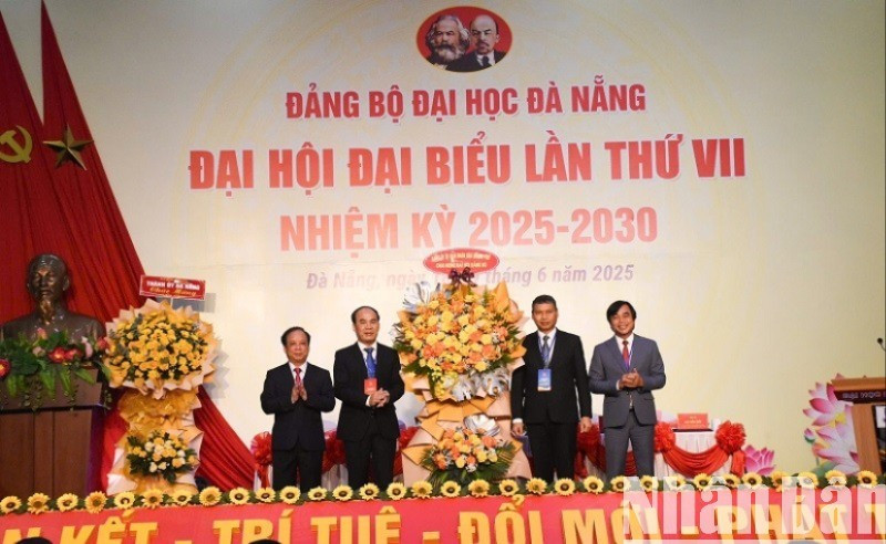 Phó Chủ tịch Thường trực Ủy ban nhân dân thành phố Đà Nẵng Hồ Kỳ Minh và đồng chí Tô Văn Hùng, Thành ủy viên, Phó Bí thư Đảng ủy, Chủ nhiệm Ủy ban Kiểm tra Đảng ủy Ủy ban nhân dân thành phố Đà Nẵng trao tặng hoa chúc mừng thành công Đại hội . (Ảnh: ANH ĐÀO) 7d07e37edc0e6b50321f-825.jpg