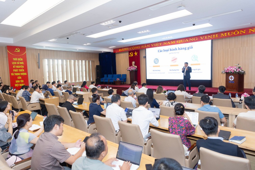 Ông Bùi Bá Chính, quyền giám đốc Trung tâm Mã số Mã vạch Quốc gia, Bộ Khoa học và Công nghệ trình bày tại Hội thảo. (Ảnh: Hiệp hội Dữ liệu Quốc gia) hieu9371-sao-chep.jpg