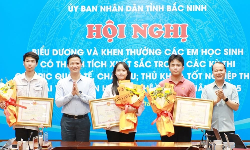 Lãnh đạo tỉnh Bắc Ninh trao bằng khen cho các cá nhân có thành tích học tập xuất sắc.