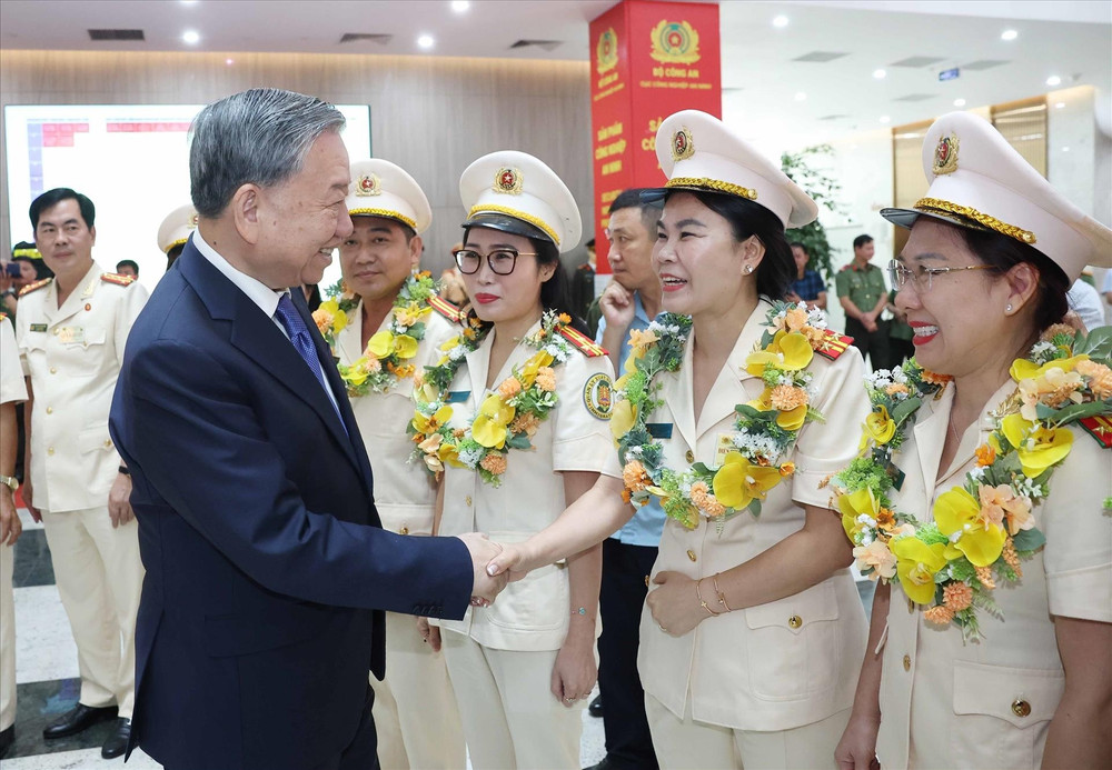 Tổng Bí thư Tô Lâm và các đại biểu. (Ảnh: THỐNG NHẤT/TTXVN) 4.jpg
