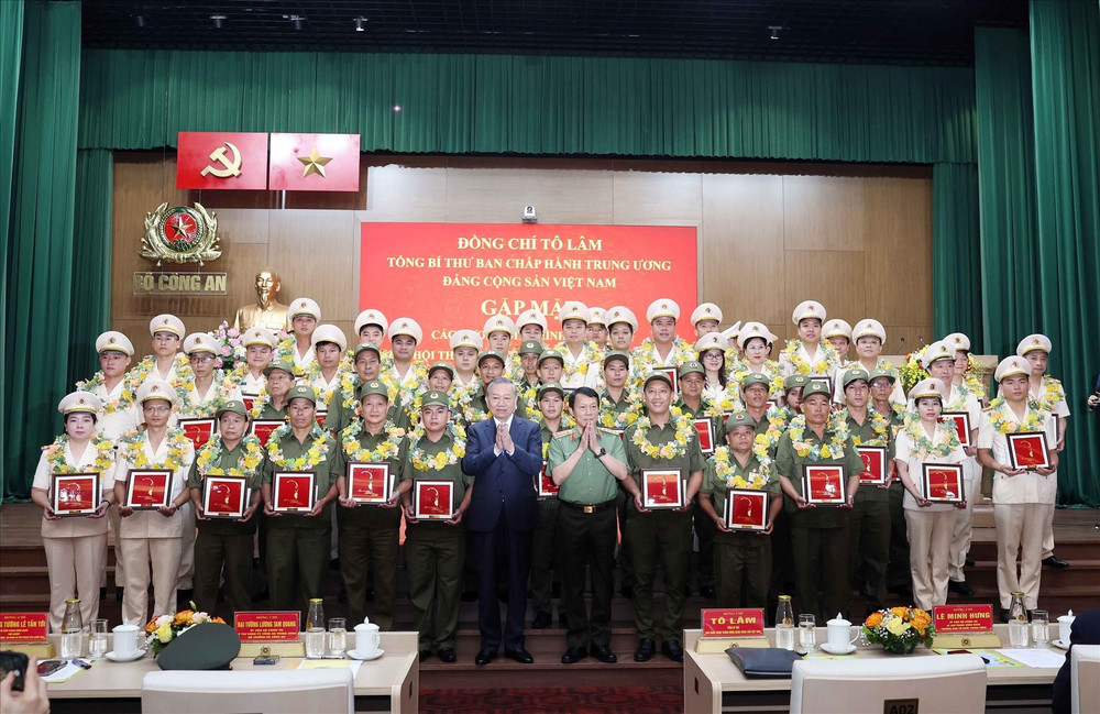 Tổng Bí thư Tô Lâm với các điển hình tiên tiến trong Công an nhân dân và lực lượng bảo vệ an ninh trật tự ở cơ sở. (Ảnh: THỐNG NHẤT/TTXVN) 5.jpg
