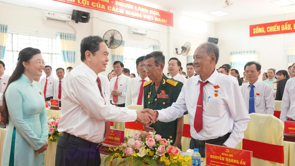 Chủ tịch Quốc hội Trần Thanh Mẫn gặp gỡ, chúc mừng các đại biểu tham dự Đại hội Đảng bộ xã Thạnh Xuân. anh-1.jpg