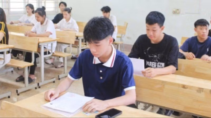 Thí sinh Trường THPT Lương Ngọc Quyến, thành phố Thái Nguyên làm thủ tục thi và học quy chế thi.
