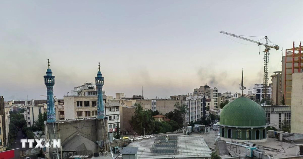 Khói bốc lên sau cuộc tấn công của Israel tại Tehran, Iran, ngày 17/6/2025. (Ảnh: THX/TTXVN)