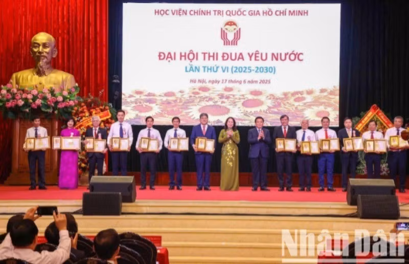 Đồng chí Nguyễn Xuân Thắng, Ủy viên Bộ Chính trị, Giám đốc Học viện Chính trị quốc gia Hồ Chí Minh, Chủ tịch Hội đồng Lý luận Trung ương và đồng chí Võ Thị Ánh Xuân, Ủy viên Trung ương Đảng, Phó Chủ tịch nước, Phó Chủ tịch thứ nhất Hội đồng Thi đua - Khen thưởng Trung ương tặng bằng khen biểu dương, tôn vinh các cá nhân điển hình tiên tiến. (Ảnh: DUY LINH)