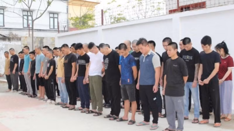 Các đối tượng trong đường dây lừa đảo bị bắt giữ. (Ảnh: CANA)